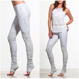 Alo Yoga Vapor Python Goddess
Ribbed Legging